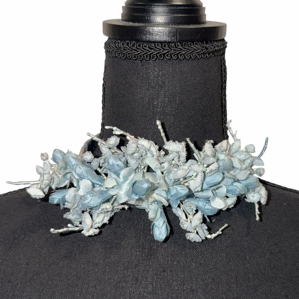 Gucci FW17 Floral Appliqué Ribbon Choker Blue Silk Corsage Necklace Bow Tie NWOT - Picture 4 of 8